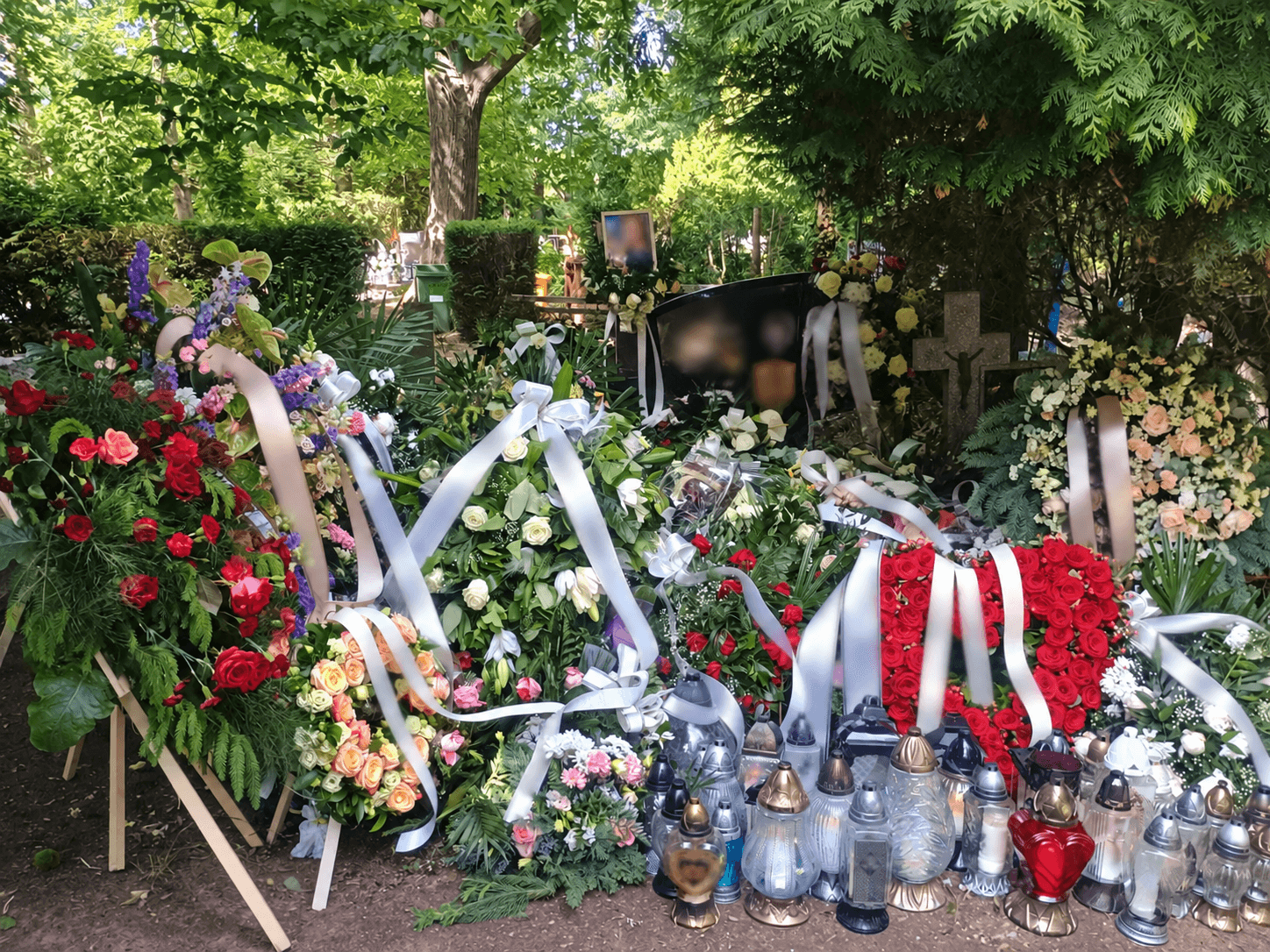 Grób przed sprzątaniem po pogrzebie